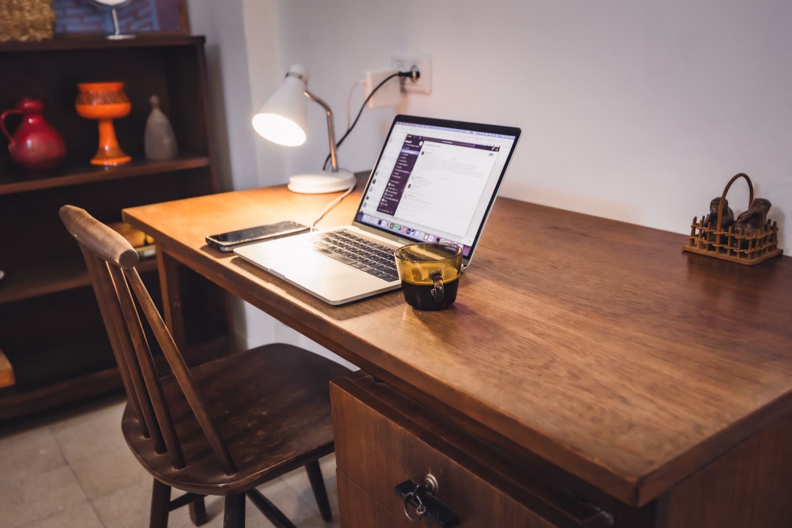 Wooden work desk with lamp and Wi-Fi, a quiet workspace in the Haifa rental apartment